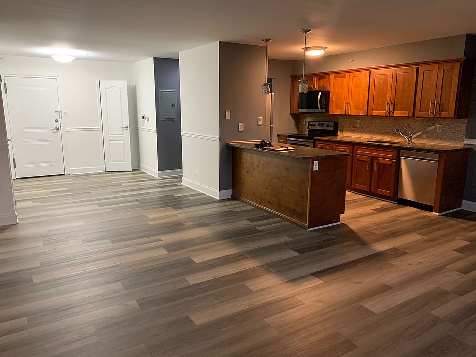 1st image of 60 Parkway Dr E #L