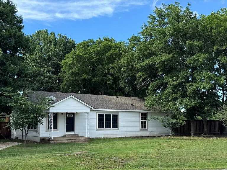 1197 FM 697 — Photo 3