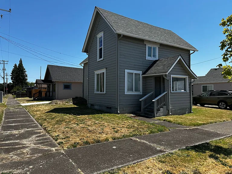 1104 7th Ave SE — Photo 1