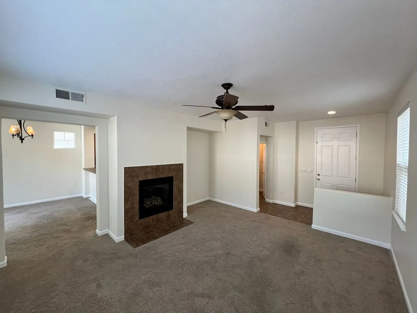 Three bedroom in gate community - East Sparks — Photo 4