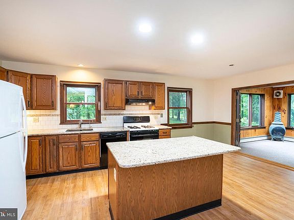 2nd image of 1040 Radio Club Rd