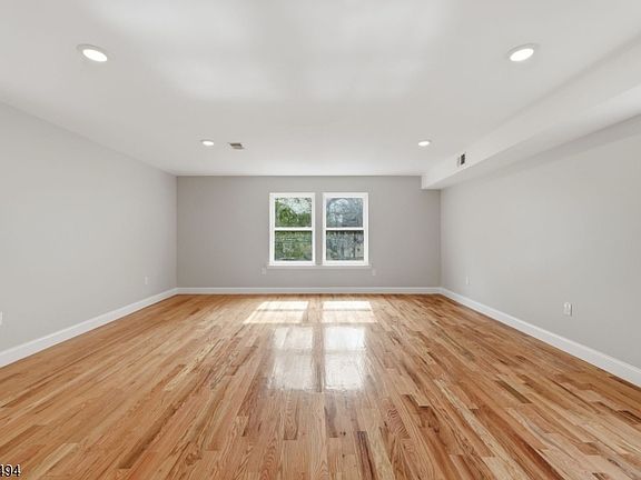 5th image of 134 Shepard Ave