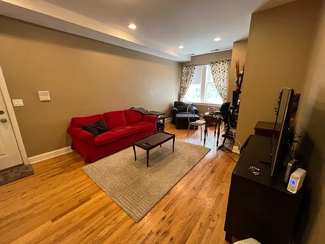 3 bed, 850 sqft, $2,200 — Photo 3