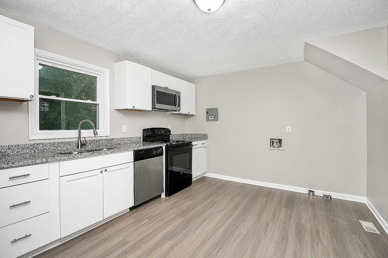 2 bed, 768 sqft, $1,300 — Photo 2