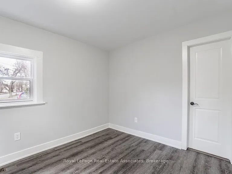 39 Welland Ave S #1 — Photo 17