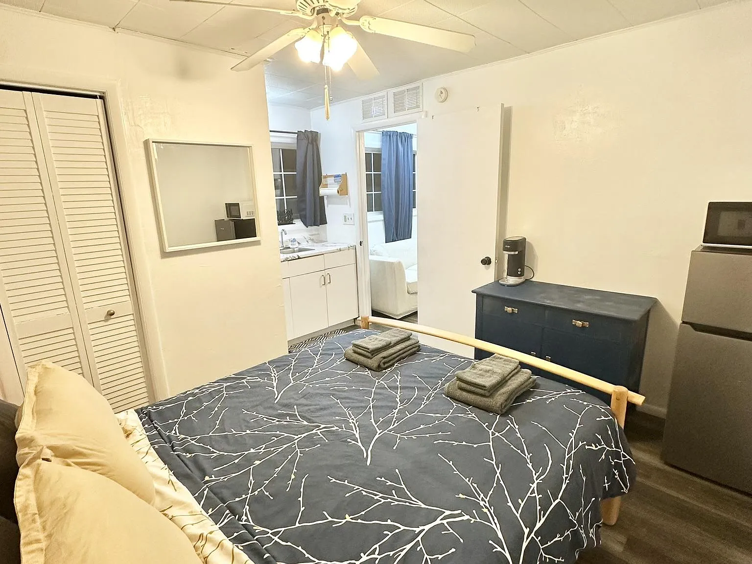 1 bed, 1.0 bath, 300 sqft, $1,594 — Photo 3
