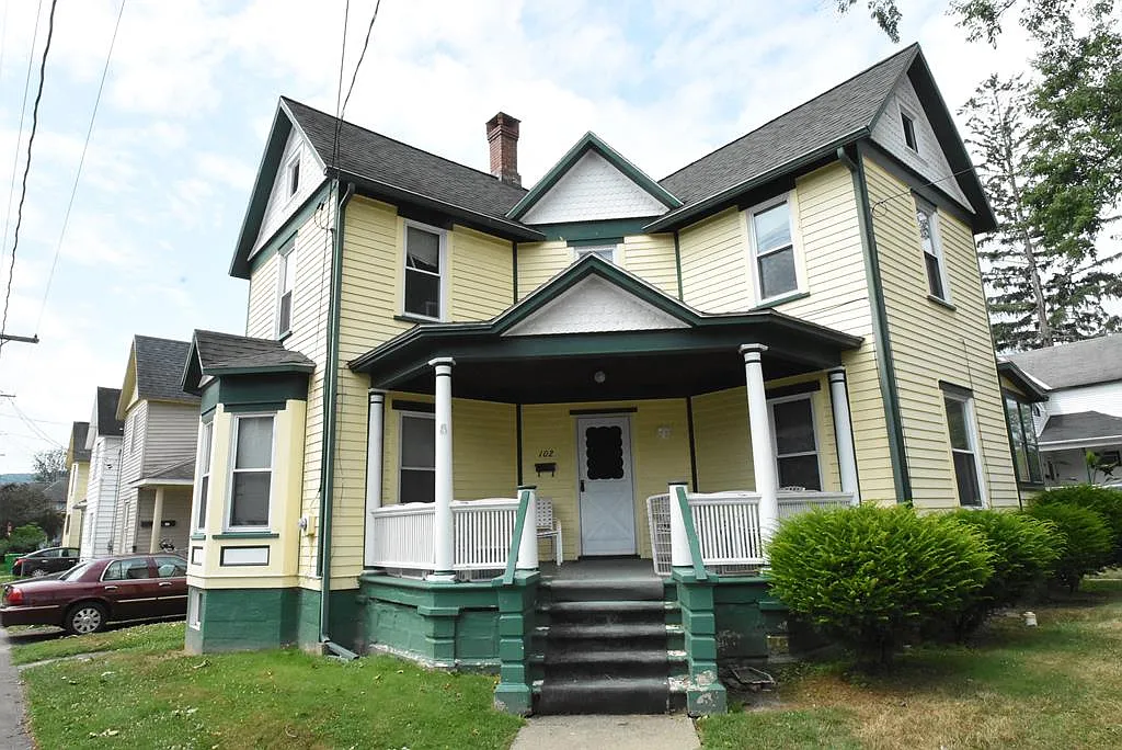 102 Sterling St photo 1