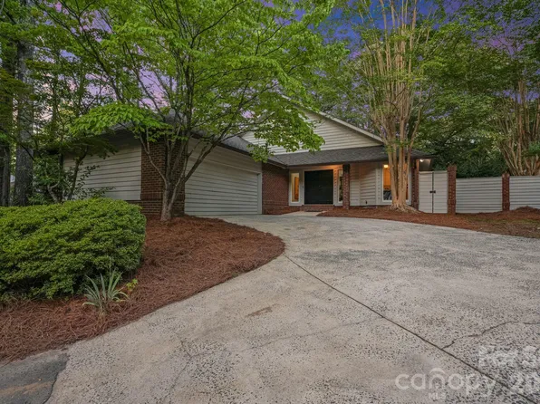 6301 Saddlebrook Ct, Charlotte, NC 28226