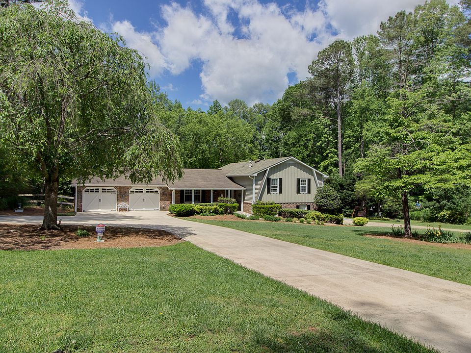 Spacious front yard
