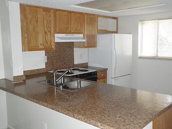 3rd image of 2182 Bees Ferry Rd APT C
