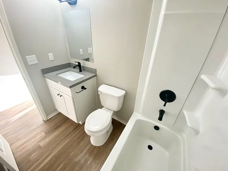 1141 E 7th St #8 — Photo 12