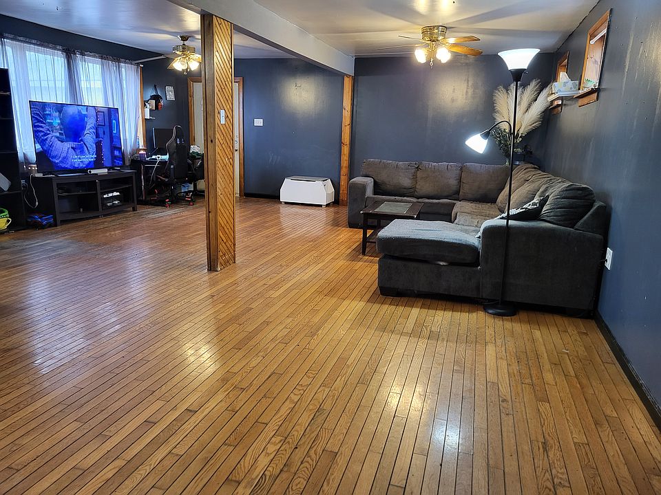 20x20 living room, door to side porch