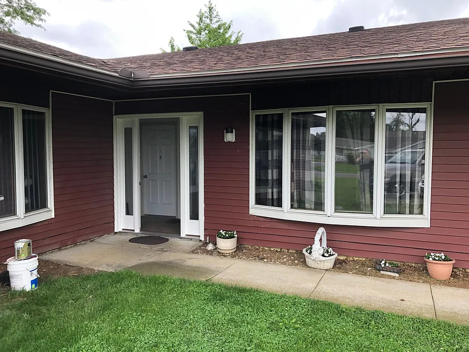 Vestibule entry, small patio in back.