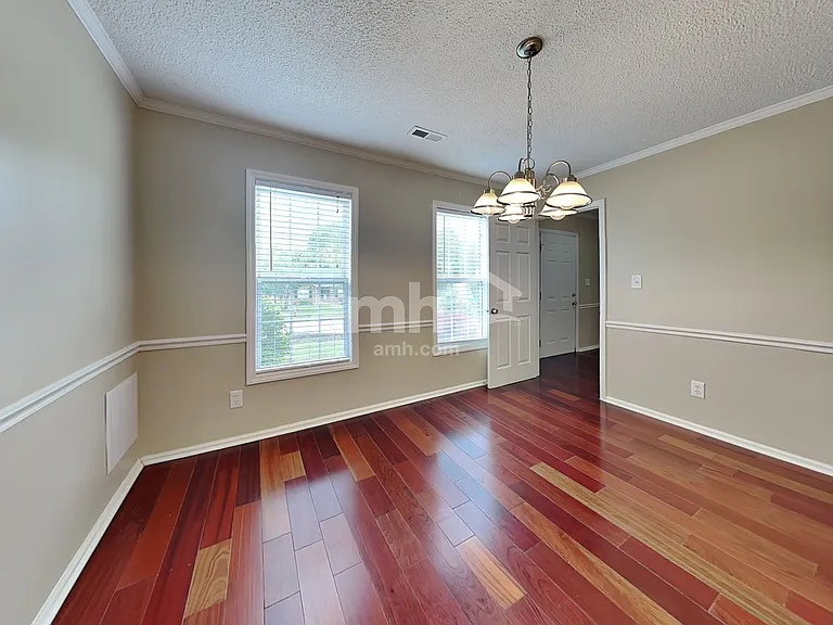 400 Wyndham Ave — Photo 6