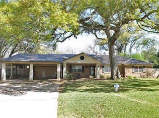 206 Sleepy Hollow Dr, Lake Jackson, TX 77566