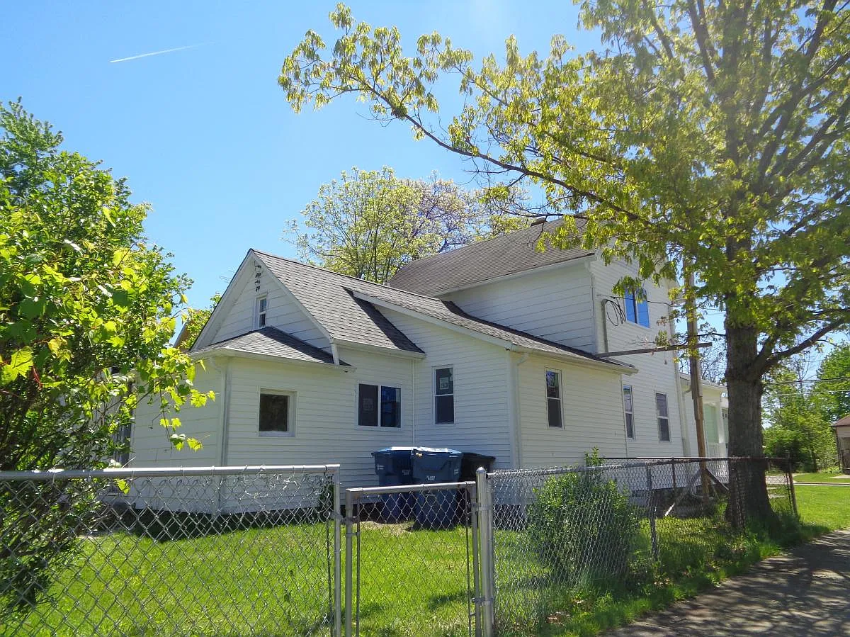4 bed, 1.5 bath, 1200 sqft, $1,550 — Photo 2