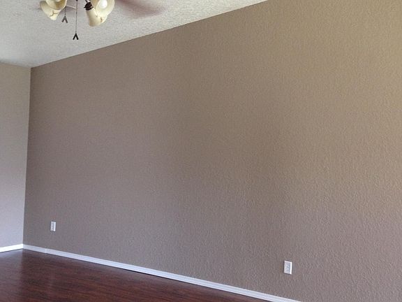 4th image of 920 Edinburg Dr