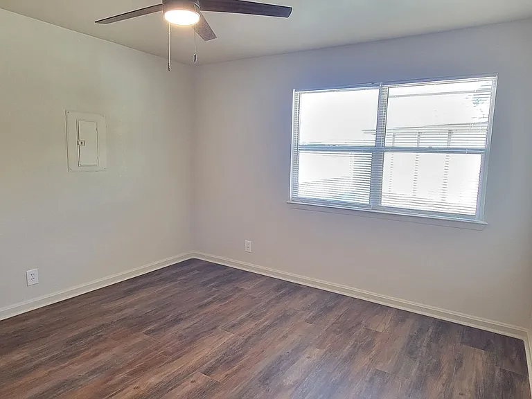 800-804 Laurelwood Dr — Photo 12