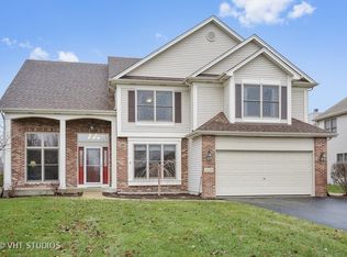 550 Mallard Point Dr, North Aurora, IL 60542