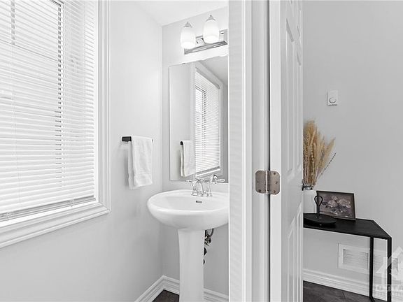 4th image of 781 Summergaze St