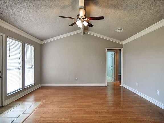 4th image of 900 Prairie Creek Dr
