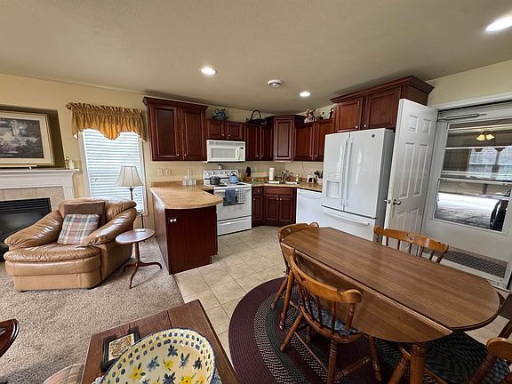 4th image of 2825 Holiday Dr