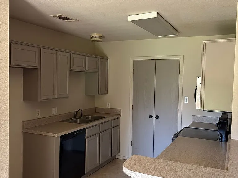 1075 Grinnel Cir — Photo 8