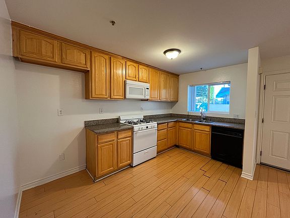 5th image of 6929 Radford Ave #6929-1