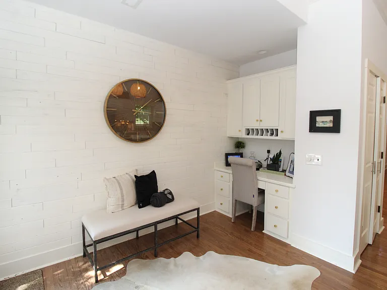 1401 NE Dysart Woods Ln — Photo 4