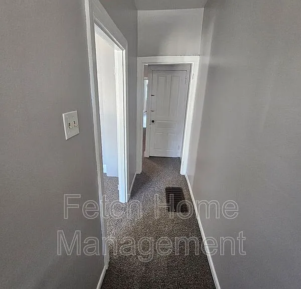 909 E Princess St — Photo 4