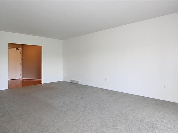 5th image of 3543 Amberacres Dr APT 407