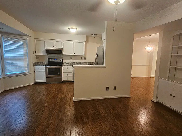 No need to be lonely while you are in the kitchen! Family room can accommodate your family/friends!