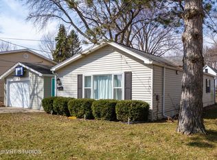 1121 Queen Anne St, Woodstock, IL 60098