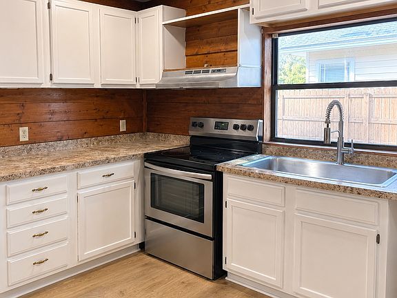 4th image of 3890 Walsh St