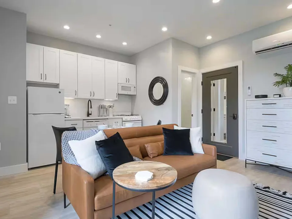 2110 R St NW #202