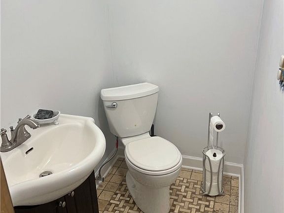 5th image of 914 Raymond Ave