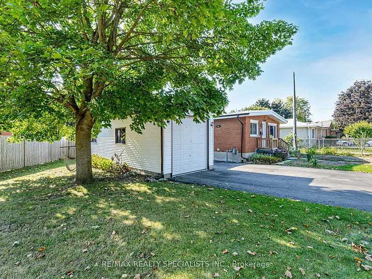 22 Balmoral Dr — Photo 2