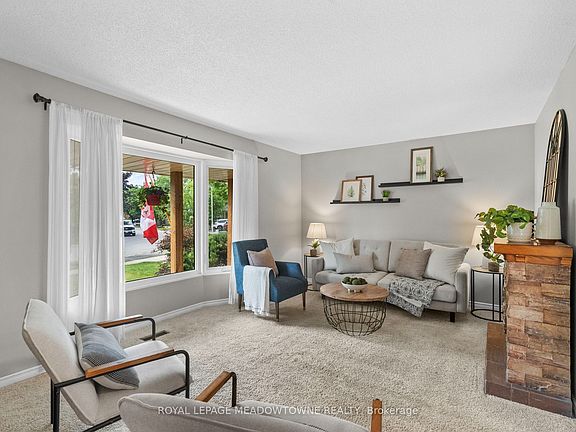 5th image of 709 Middleton Cres