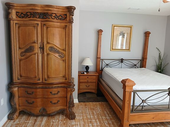 Queen , adjustable head and feet.