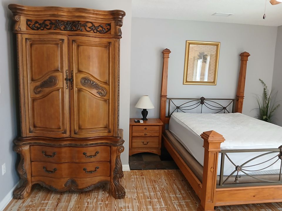 Queen , adjustable head and feet.