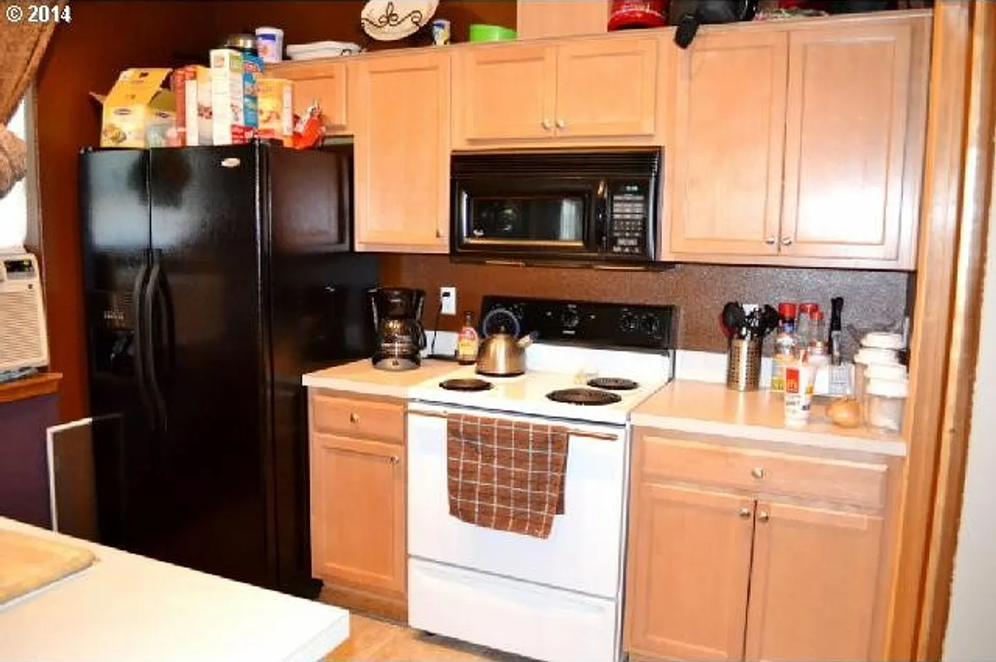 Bright Beaverton Townhome with Spacious Living Areas, Decorative Fireplace & Functional Kitchen — Photo 2