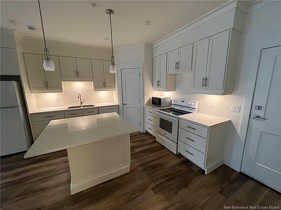 3rd image of 54 Hampton Rd #206