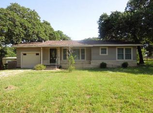 913 Poe St, Azle, TX 76020