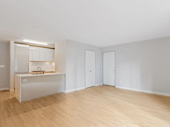 4th image of 322 W 57th St APT 42Q