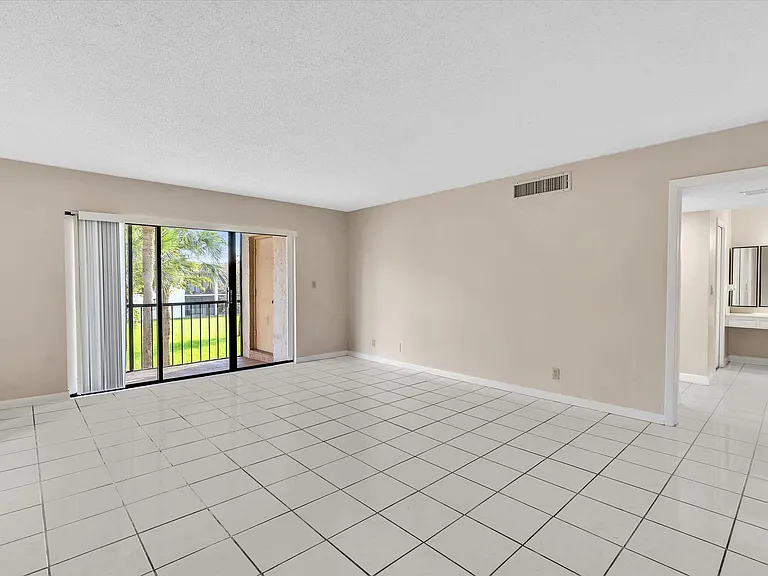 16252 Laurel Dr #201 — Photo 15