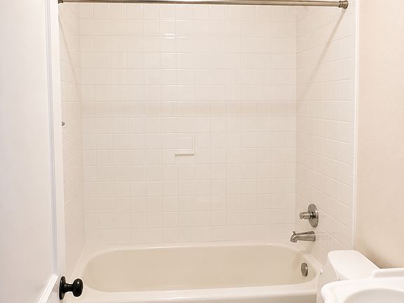 4th image of 1015 W Congress St