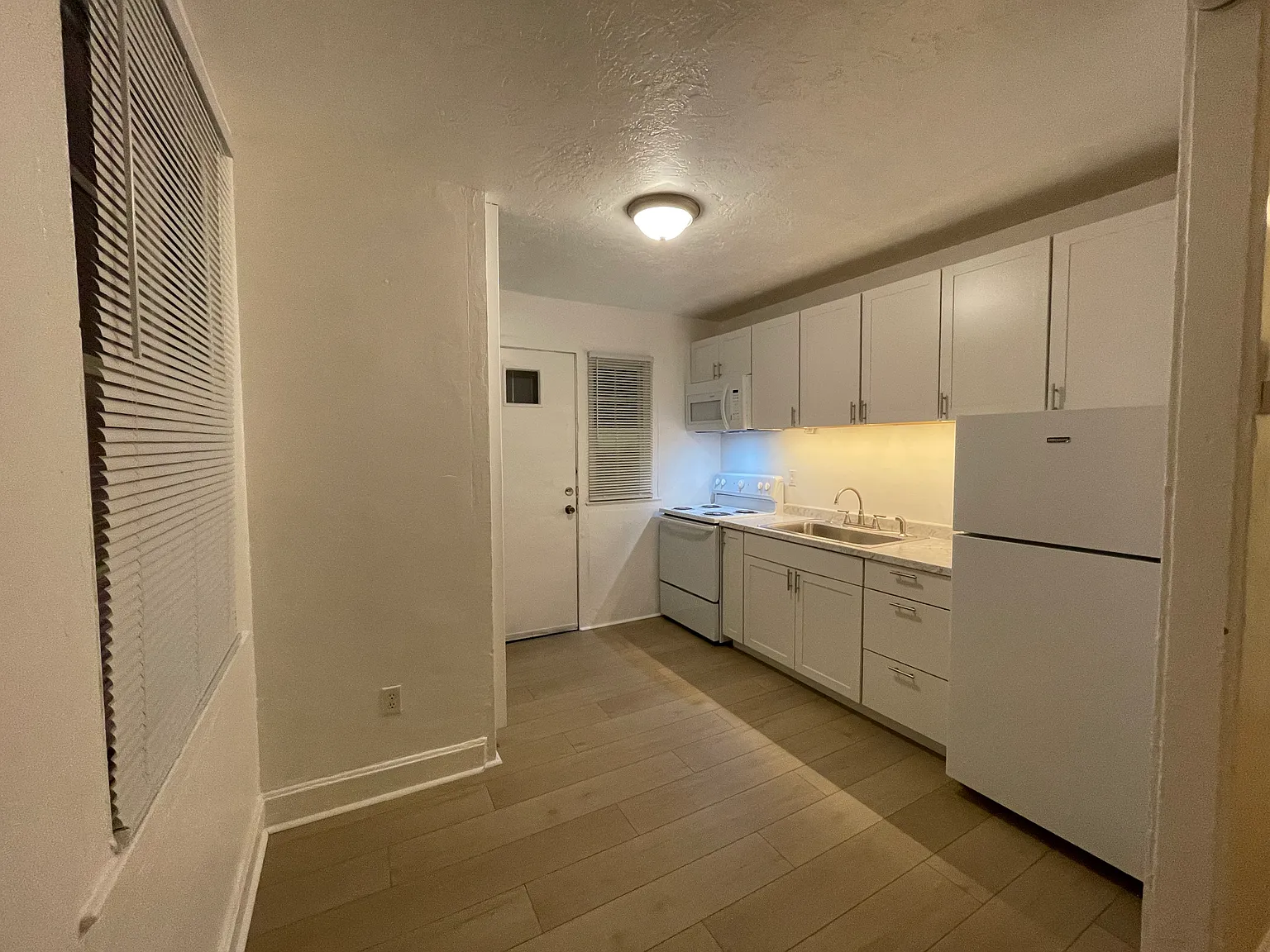 2 bed, 750 sqft, $1,300 — Photo 2