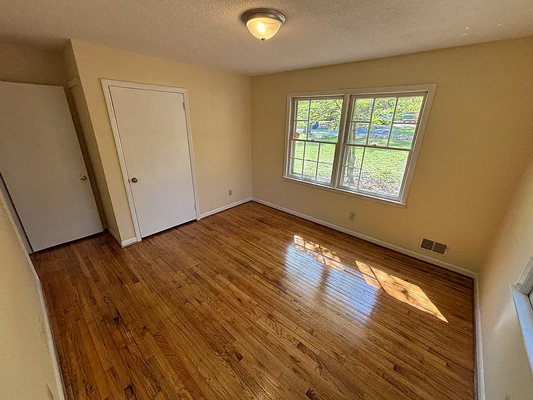 1084 Maryland Ave — Photo 8