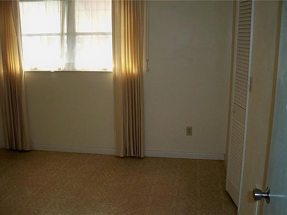 4th image of 2570 Bramblewood Dr W