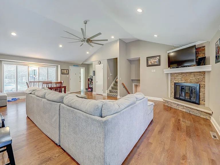 9534 Glenwood St — Photo 10